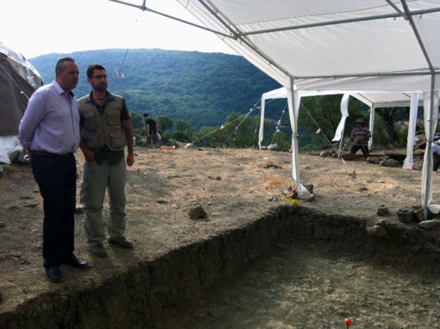 El Alcalde Juan Carlos Ruíz junto al arqueólogo Jesús Román