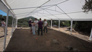 Arqueólogos bajo una de las carpas que protegen un lugar de excavación, en una imagen de la semana pasada.