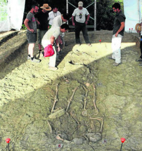 El equipo arqueológico trabajando en la fosa común de 'El Marrufo'
