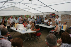 Familiares de fusilados atienden en una carpa instalada en el Marrufo las palabras del presidente de la asociación, Andrés Rebolledo. Foto: M. Ramírez