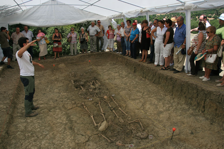 Los familiares atienden las explicaciones del arqueólgo Jesús Román en la primera fosa común del Marrufo. (Foto: M. Ramírez)