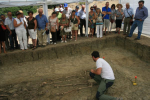 Los familiares atienden las explicaciones del arqueólgo Jesús Román en la primera fosa común del Marrufo. Foto: M. Ramírez