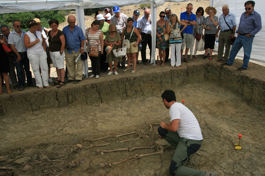 El arqueólogo Jesús Román explica a los familiares de víctimas los pormenores de la excavación arqueológica de una de las fosas comunes del Marrufo (Foto: M. Ramírez)