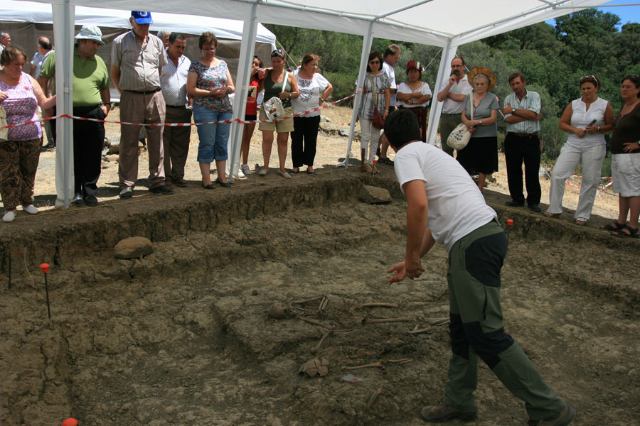 Explicación de los trabajos arqueológicos desarrollados hasta el momento en la segunda fosa del Marrufo. (Foto: M. Ramírez)