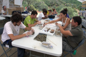 Arqueólogos analizando los restos encontrados en el Marrufo.