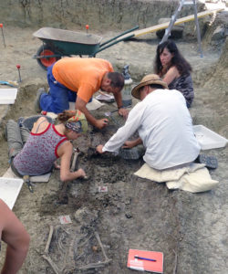 Miembros del equipo de Jesús Román, en el trabajo de excavación de una de las fosas de El Marrufo. / © Juande