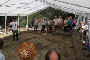 Familiares de desaparecidos, el día que este verano visitaron las excavaciones del Marrufo, oyen las explicaciones del arqueólogo Jesús Román.