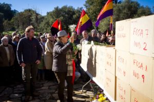 Un momento del homenaje en el cementerio de La Sauceda. / JUAN CARLOS TORO