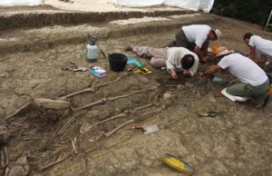 Restos óseos hallados en el Marrufo durante las exhumaciones.