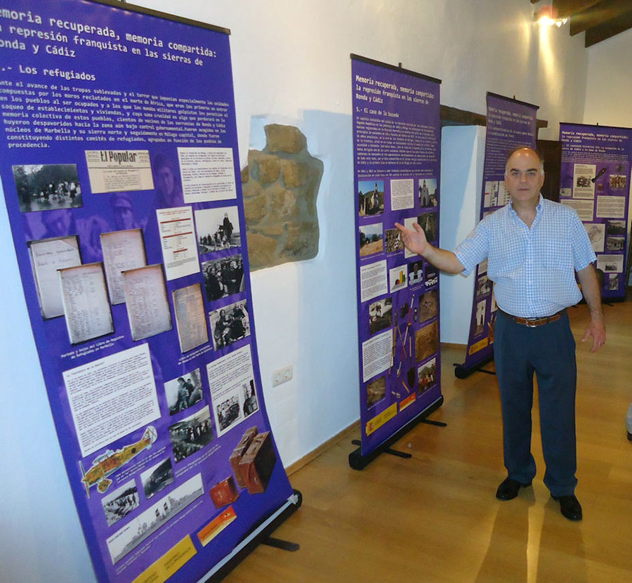 Fernando Sígler junto a la exposición