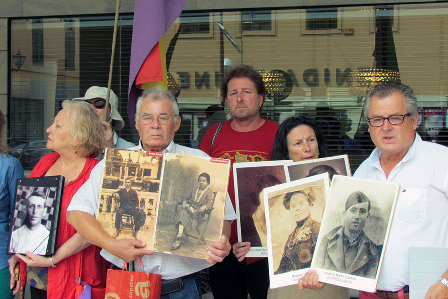 Concentración de familiares de represaliados de la Sauceda y el Marrufo, en Sevilla.