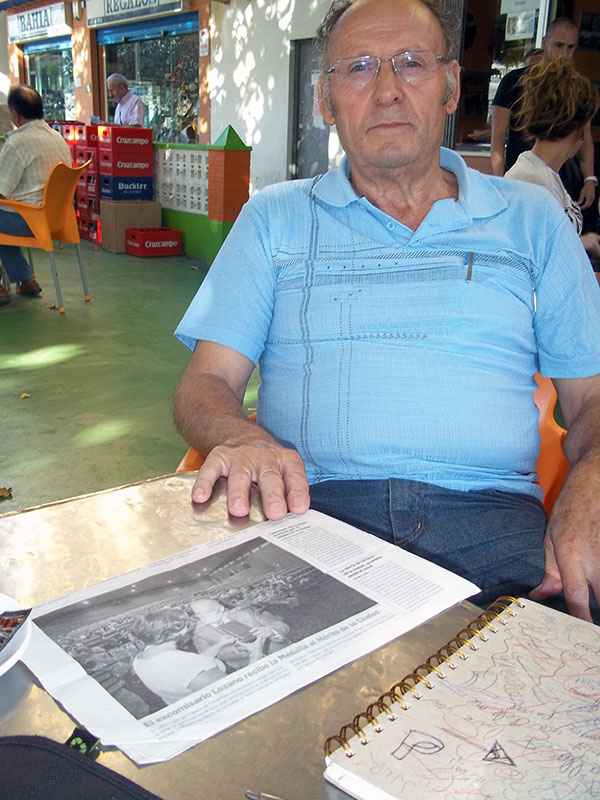 José Ortega ante un recorte del homenaje