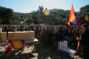 Momento del entierro de los restos en la Sauceda