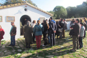 Familiares en el cementerio de la Sauceda