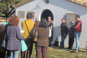 Los familiares rindieron un pequeño en una ceremonia privada en el cementerio de La Sauceda.