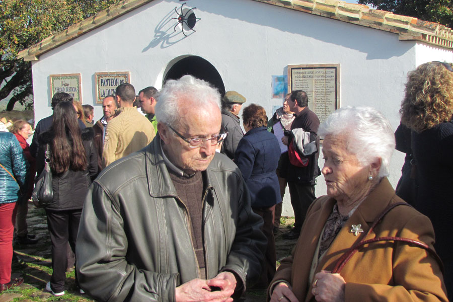 Familiares en el Cementerio de la Sauceda