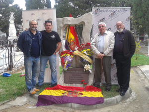 Ofrenda floral en el cementerio