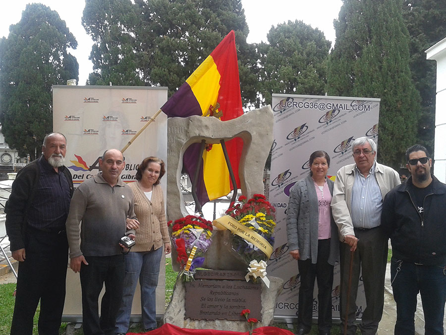 Ofrenda floral en el cementerio