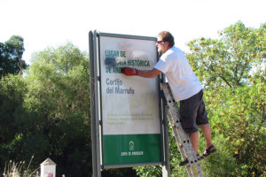 Familiar limpiando las pintadas