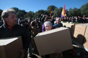 Andrés Rebolledo y su madre en el funeral