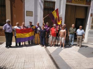 José María Ayala, en el centro de la foto, en otro momento del acto en la puerta del antiguo cuartel de Ballesteros.