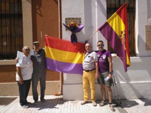 José María Ayala con compañeros del foro en un a cto de home naje a las víctimas del cuartel de Ballesteros.