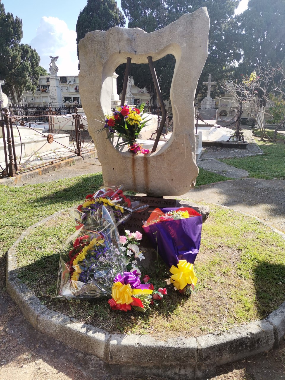 Flores en el monolito que recuerda a las víctimas en el cementerio de Algeciras. Sábado 17 de abril de 2021.