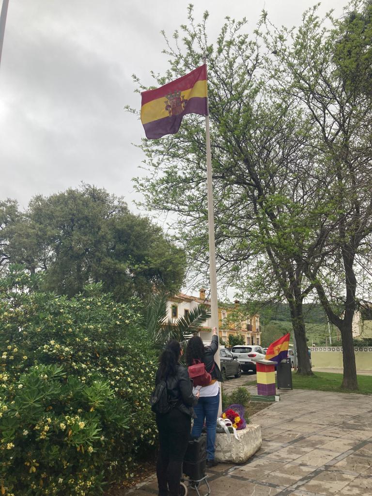 La bandera tricolor es izada en la plaza Blas Infante de Los Barrios. Miércoles 14 de abril de 2021.