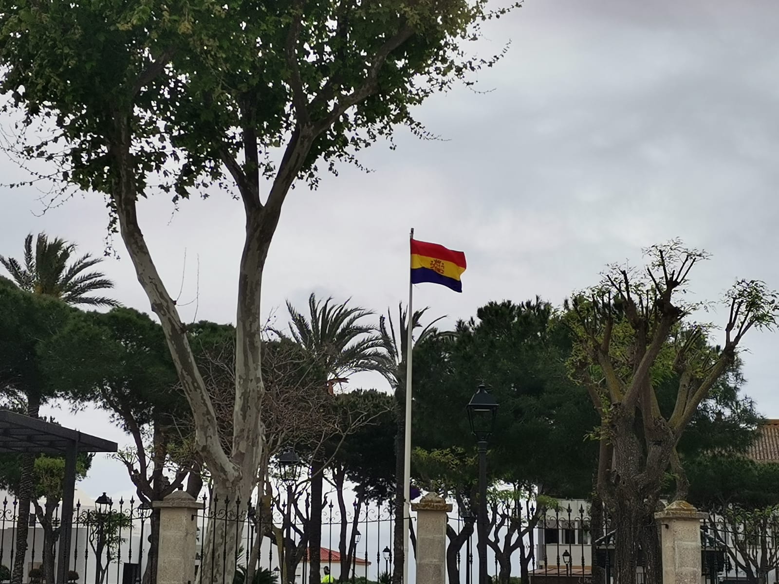 La bandera republicana ondea en la Alameda de San Roque. Martes, 13 de abril de 2021.