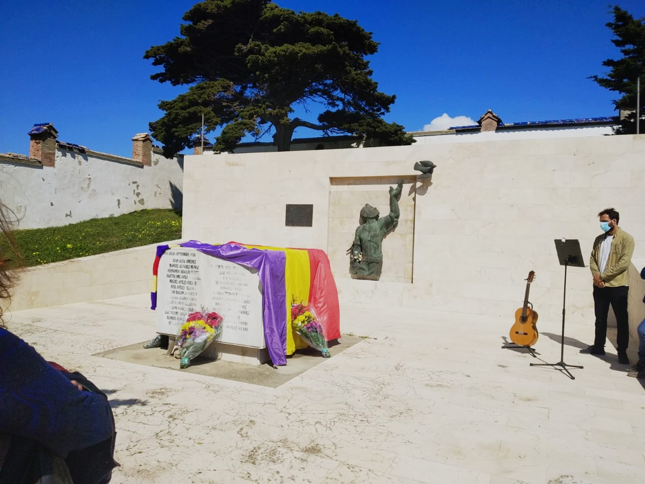 Un momento del acto celebrado en el cementerio de Tarifa.