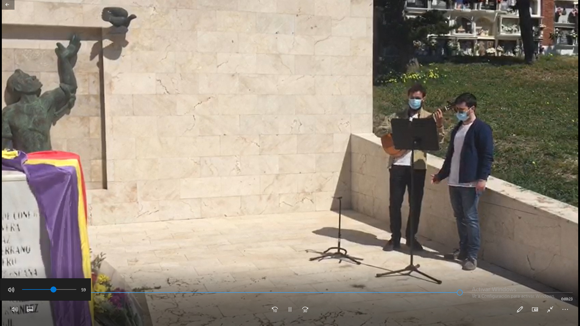 José Francisco Castro y Curro Moya cantan en el cementerio de Tarifa en recuerdo a las víctimas del franquismo, hoy sábado 17 de abril.