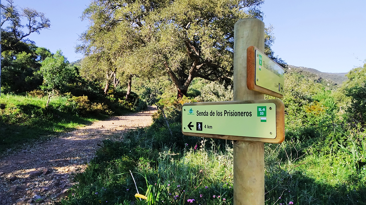 Señal en el final del sendero hecho por los presos que sube desde Los tres pinos.