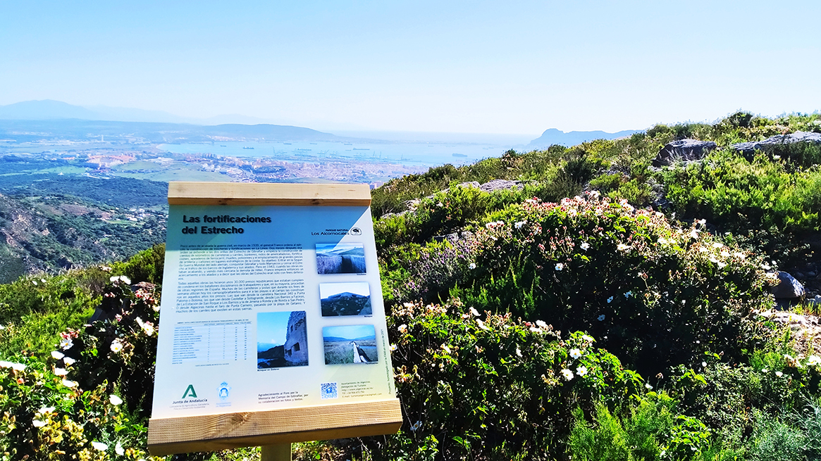 Uno de los paneles explicativos recientemente instalados en uno de los senderos hechos por los presos en la sierra de Algeciras.