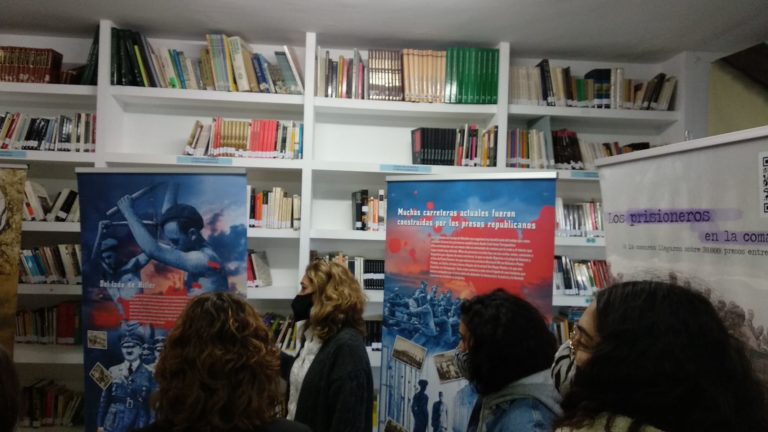 Una profesora del instituto Almadraba de tarifa explica el contenido de uno de los paneles de la exposición a sus alumnas/os.