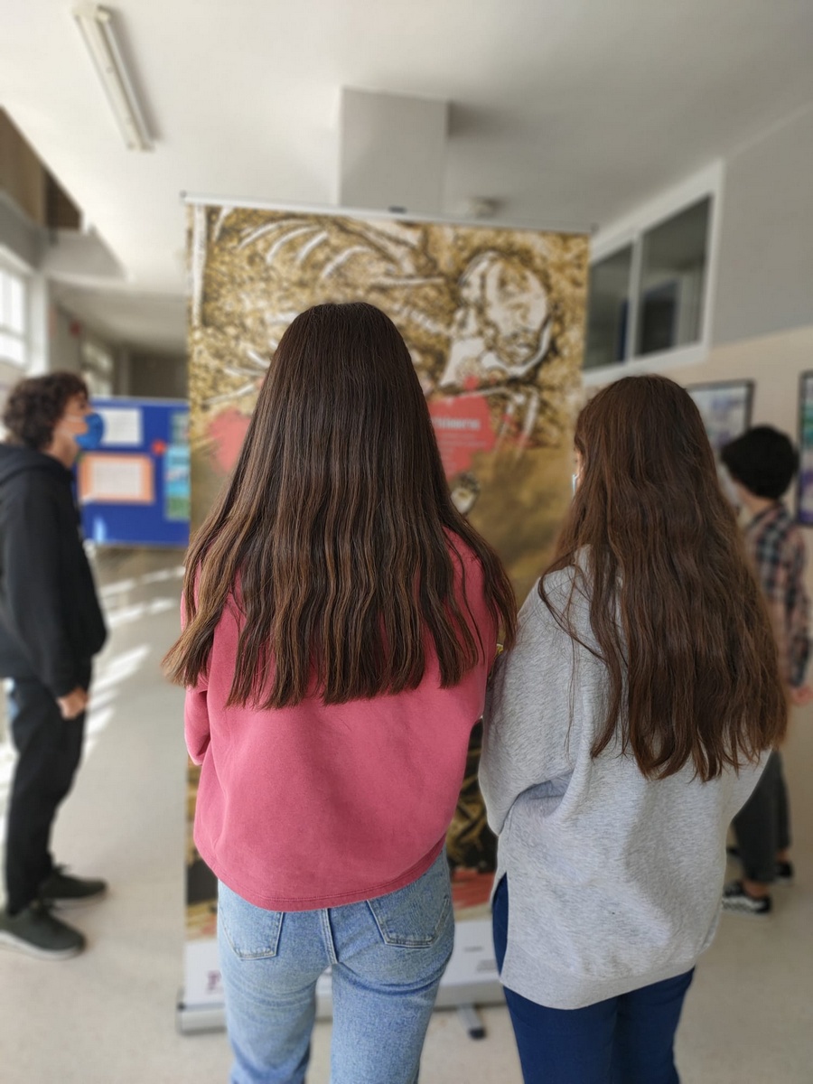 Dos alumnas de un instituto algecireño leen con atención el texto de uno de los paneles de la exposición.