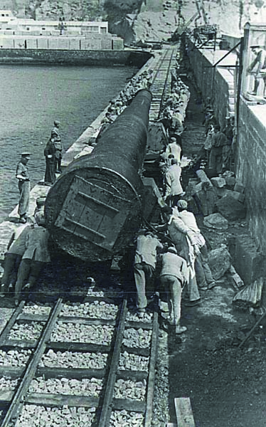 Decenas de prisioneros intentan mover un gran cañón llegado al puerto de Tarifa.