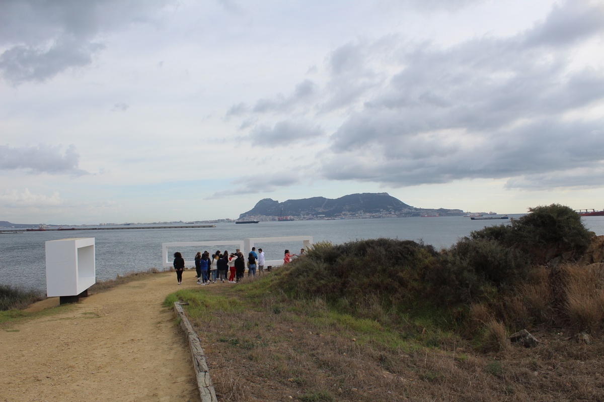 Un grupo de visitantes de la ruta Los caminos de los prisioneros en la punta San García, de Algeciras, hace una parada junto a las esculturas rectangulares del parque del Centenario.