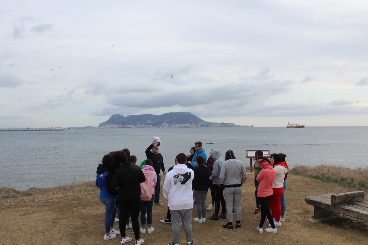 Un grupo de estudiantes de un instituto, en la tercera parada de la ruta en la punta San García, con la bahía de Algeciras y Gibraltar, al fondo.