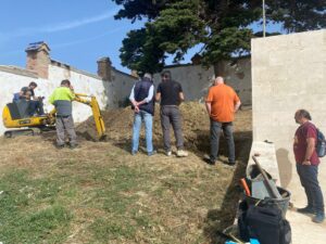 El arqueólogo Jesús Román, junto a dos familiares que visitaron ayer los trabajos para localizar las fosas comunes en el cementerio de Tarifa.